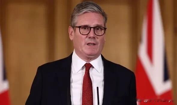 彭博社今天报道：“爱泼斯坦文件要扳倒的，并非曾是他好友的那位美国总统（特朗普），