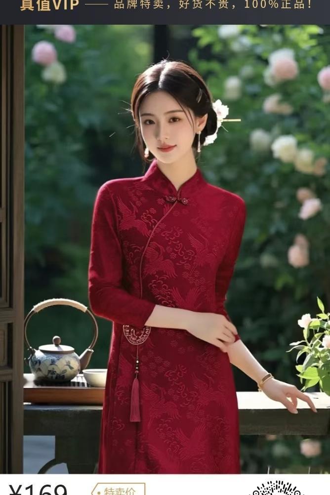 红衣美人倚栏立，茶香满溢意悠悠。