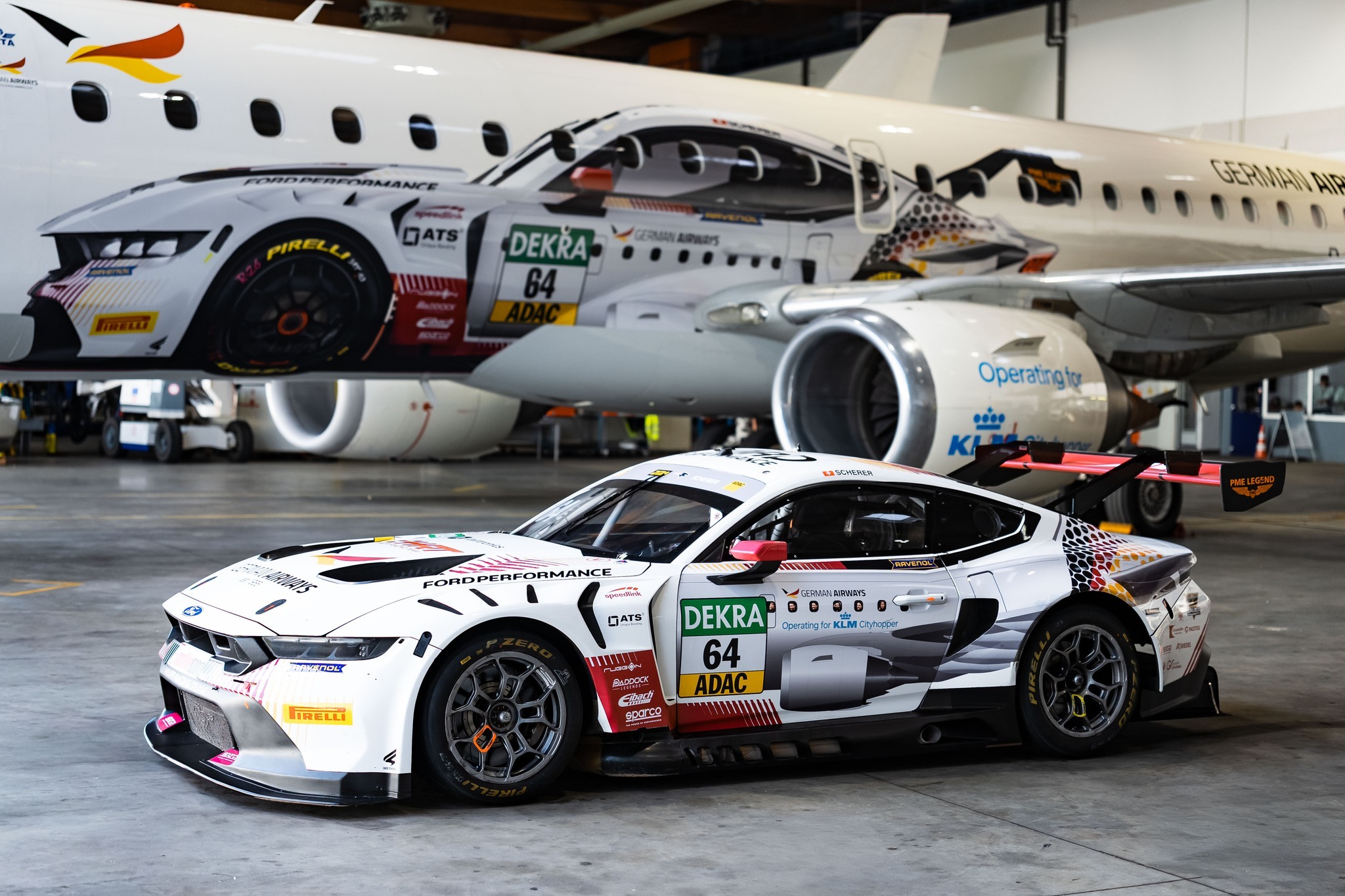 DTM 中的涂装联动德国航空和HRT的野马GT3，飞机上有野马，野马上有飞机，还