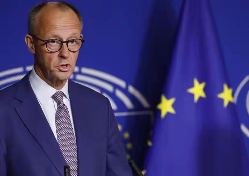 中方高规格招待，默茨接过鲜花，走进人民大会堂前，他喊出9个字
最近，德国总理默茨