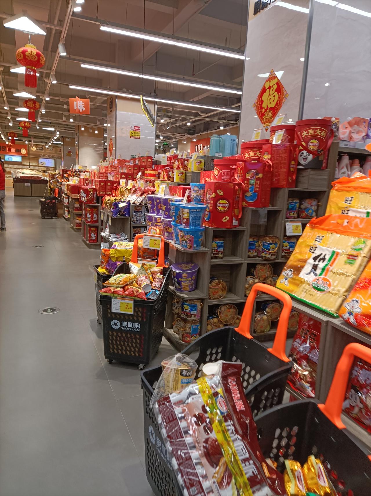 随手拍张照年越来越近了，年味也越来越浓了，各超市都推出了年货一条街，红红火火侈，