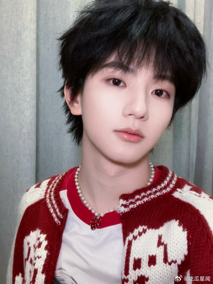 穆祉丞更旧二宫格穆祉丞更旧live库存掉落！穆祉丞的旧live二宫格，少年感满满