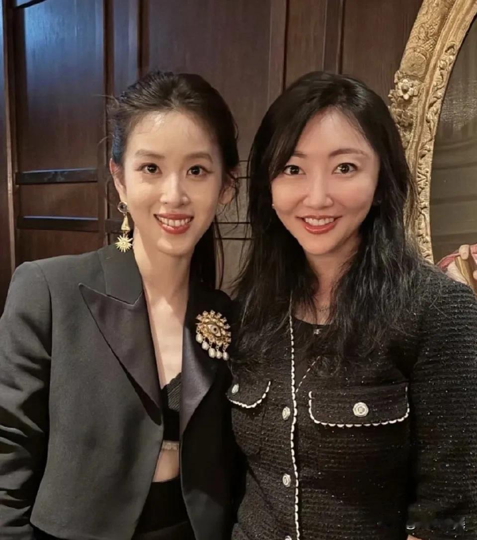 #章泽天华真同框# 
章泽天和华真同框，两位女老板气质非凡！