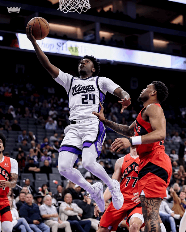 25岁生日快乐！国王官媒晒照为以赛亚-史蒂文斯庆生