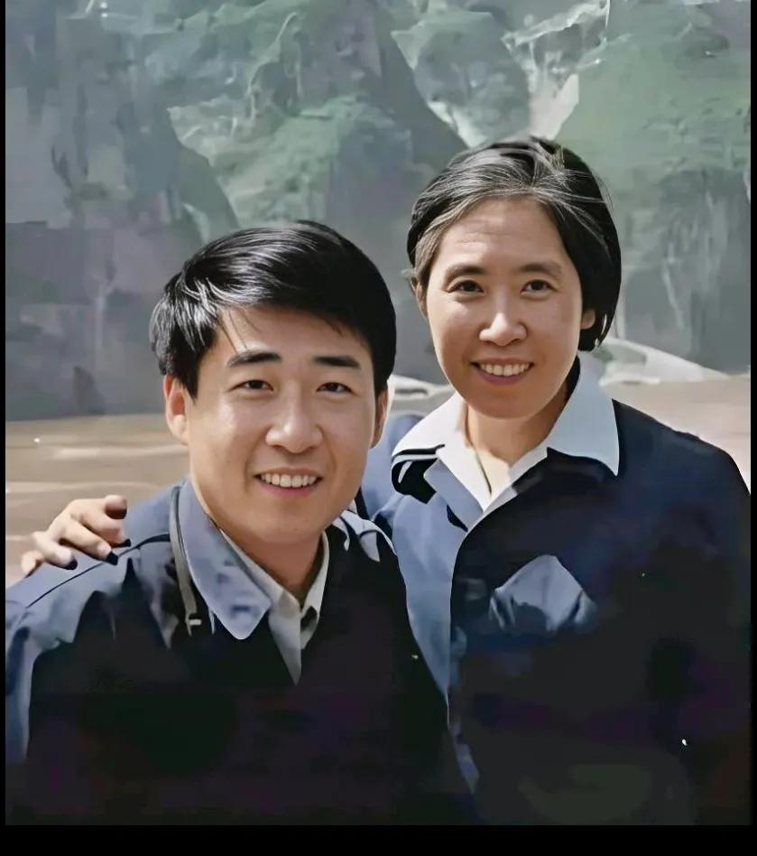 1979年，刘源和母亲王光美在长江三峡的合影，镜头记录了母子二人的幸福时刻，看得