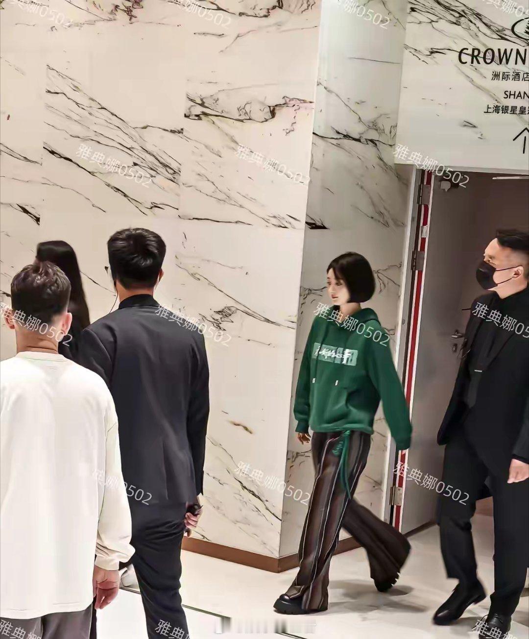 上海见到了赵丽颖，本人好瘦脸好小超级上镜，本人给人的感觉跟剧里不一样，很年轻很秀