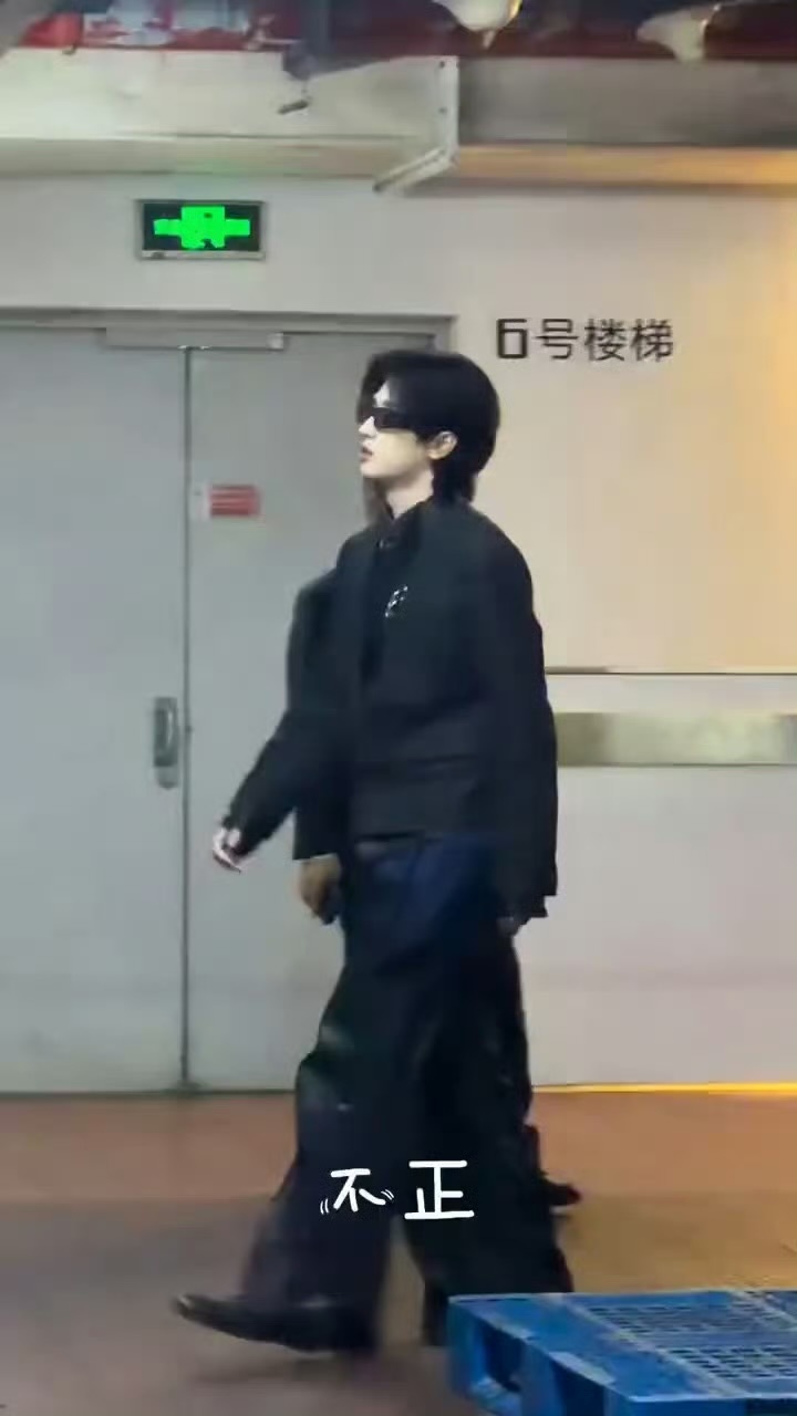 严浩翔狼尾小绅士严浩翔没见过的发型 谁被严浩翔狼尾造型狠狠惊艳到！小众全新发型突