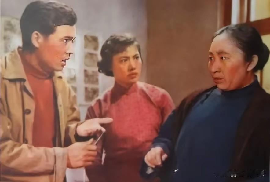 这是一部老电影的剧照，中间这位秀丽的女演员是秦怡老师么？