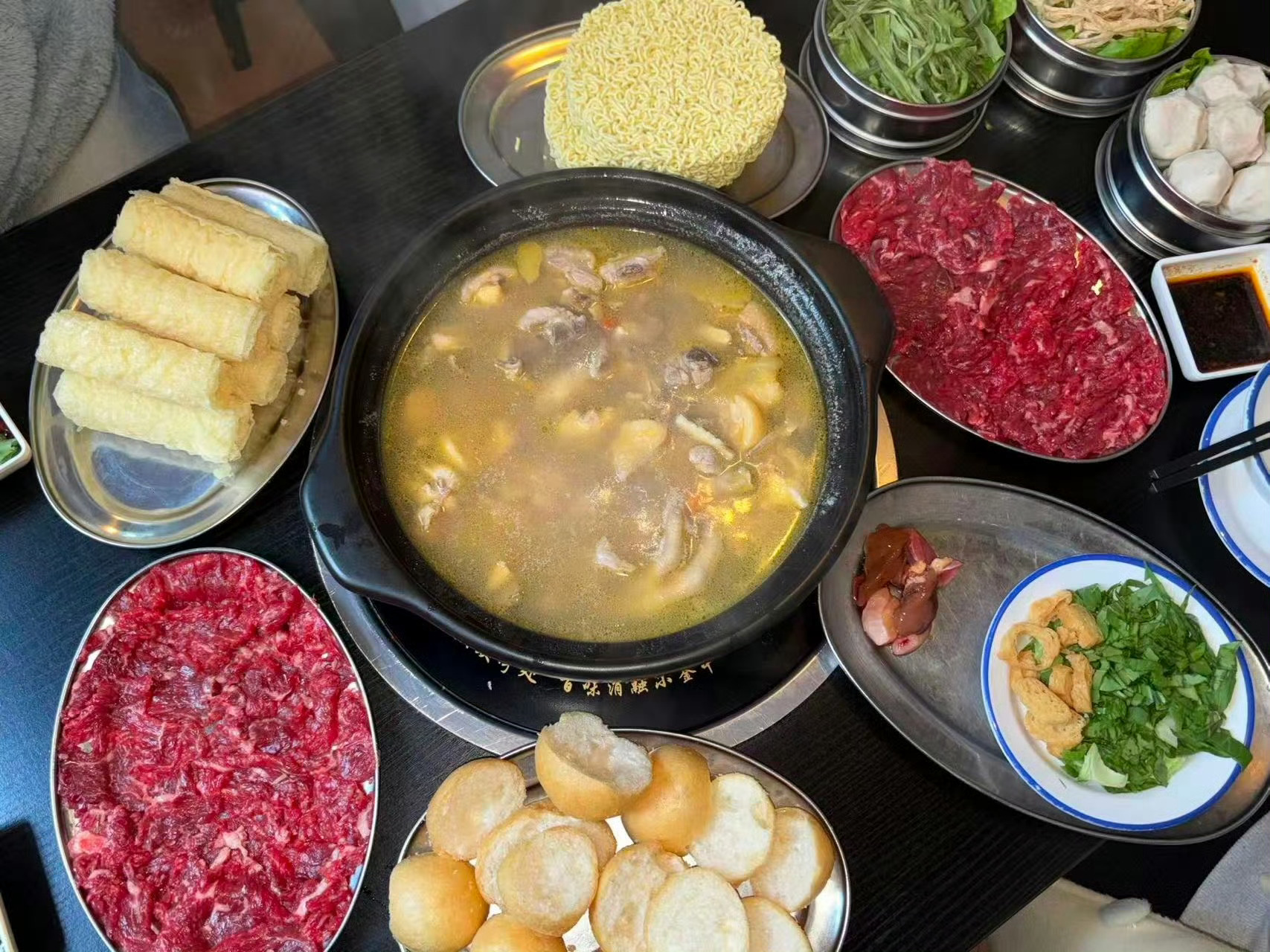 孔雪儿昭阳公主杀青后请粉丝吃饭啦孔雪儿 请吃饭的漂亮姐姐孔雪儿请粉丝吃饭