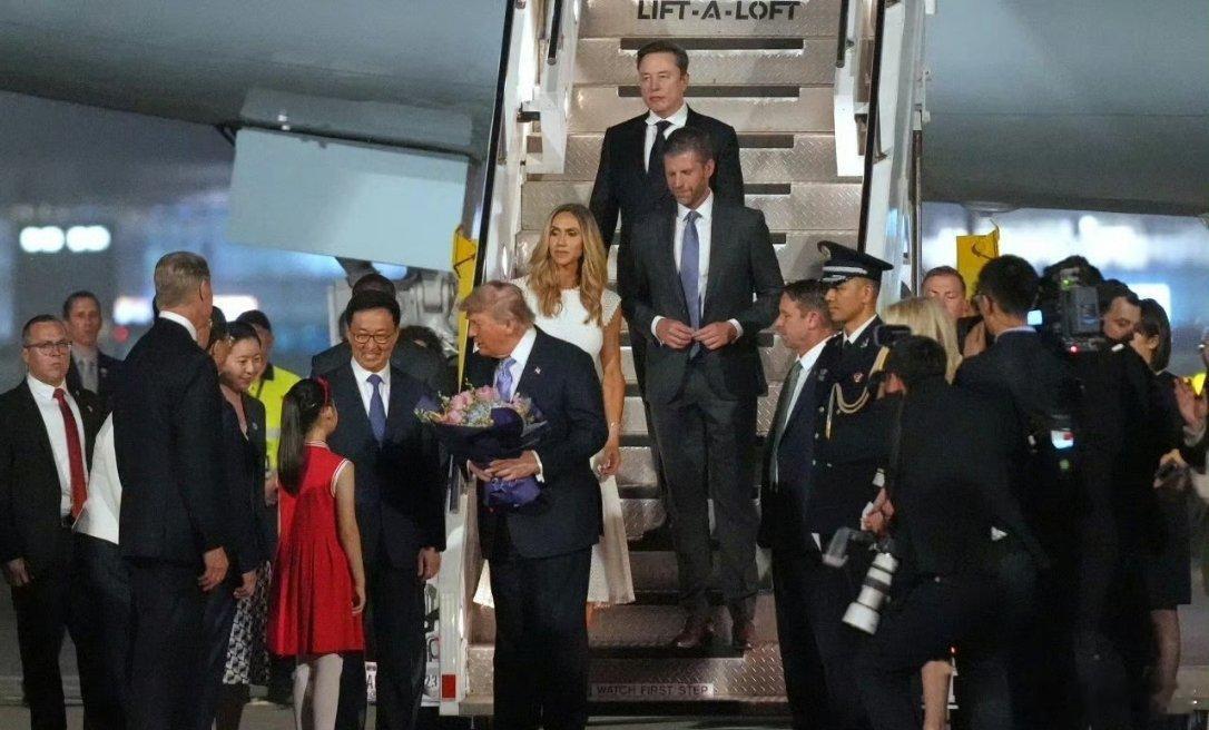 特朗普抵京川普来中国，可见中国确实站起来了！坐空军一号来的，没带夫人，但带了黄仁
