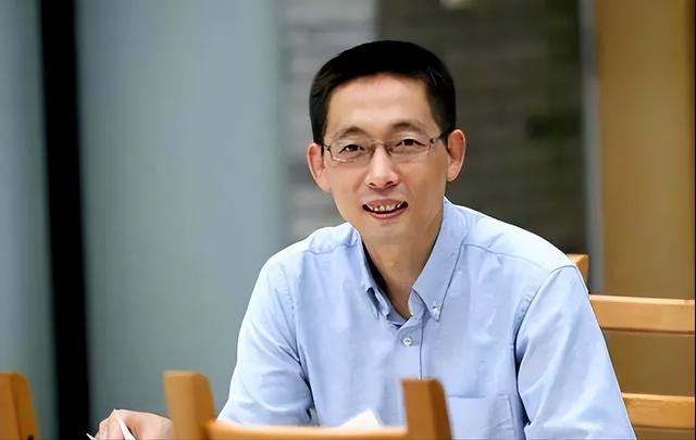 “中国科学院院士”施一公，真是难得的头脑清醒，他毫不避讳地指出：“美国科学之强大