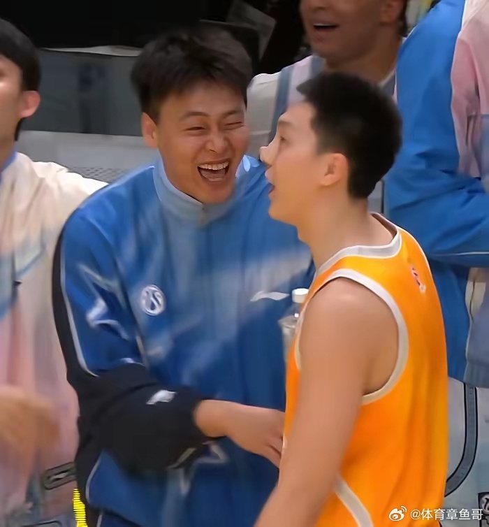CBA 这就是黑睿白轩的感情——胡明轩再夺三分大赛冠军，赵睿笑得比他都开心胡明轩