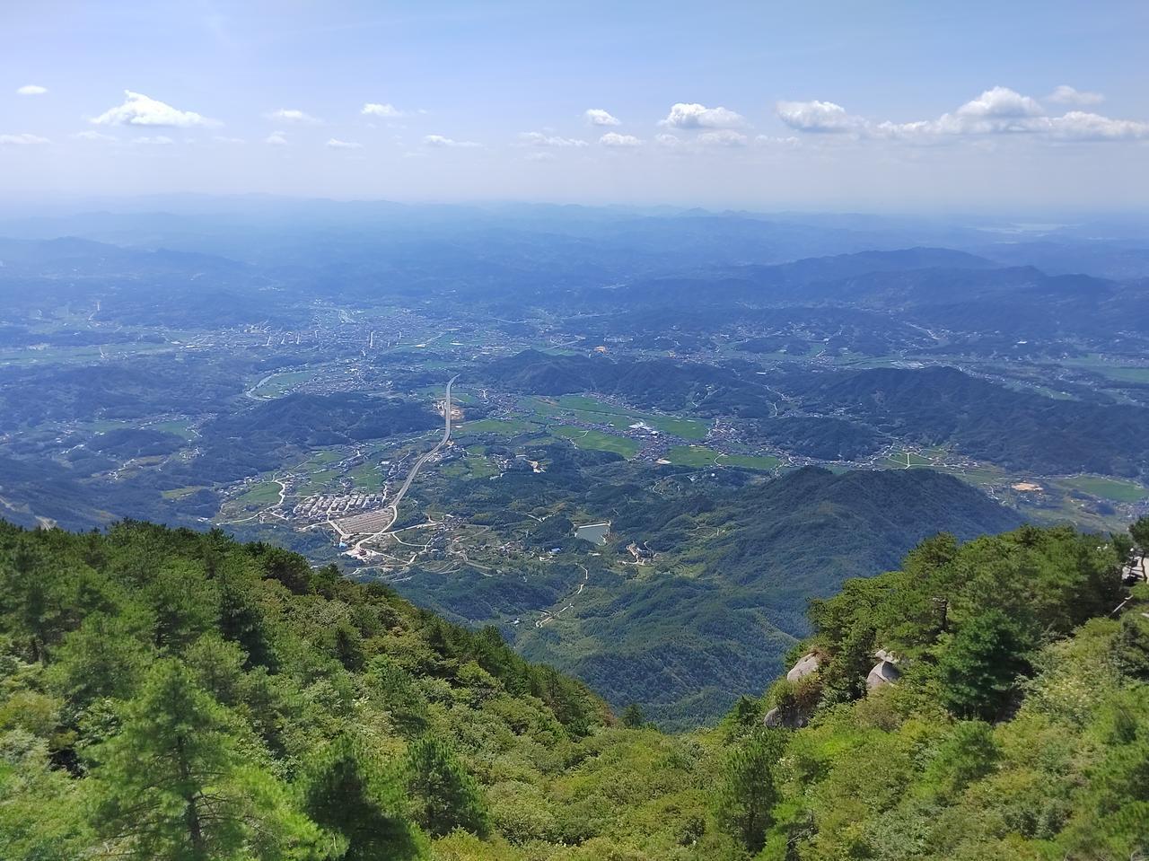 从湖南省会长沙市去往东北百来公里，便会进入彪炳青史的红色将军县—平江。
平江，一