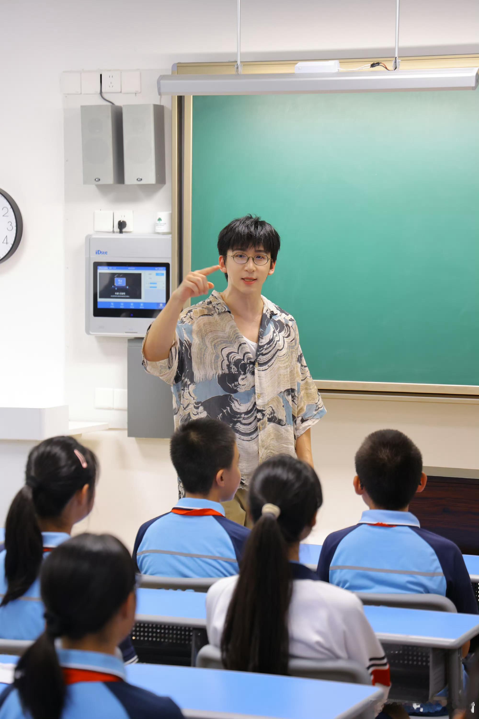 两代人的无名之辈合唱太好哭 一次合唱，一场跨越时间的对话。唐汉霄和学弟学妹们共同