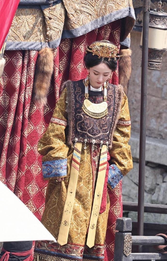 杨幂冯湮儿华服金冠造型杨幂冯湮儿气场  杨幂冯湮儿华服金冠造型，杨幂冯湮儿气场，