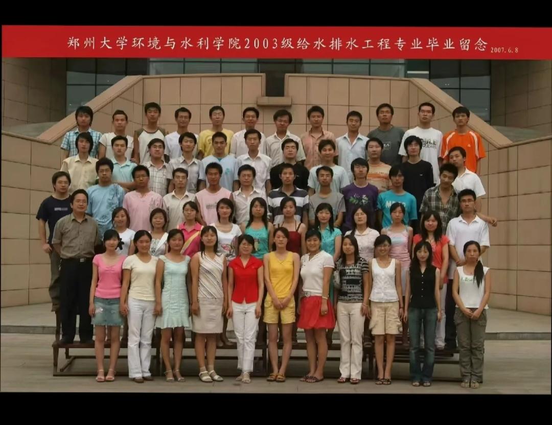 泪奔了

有网友晒出了2007年张雪峰在郑州大学的毕业照

真是一看就不简单，其