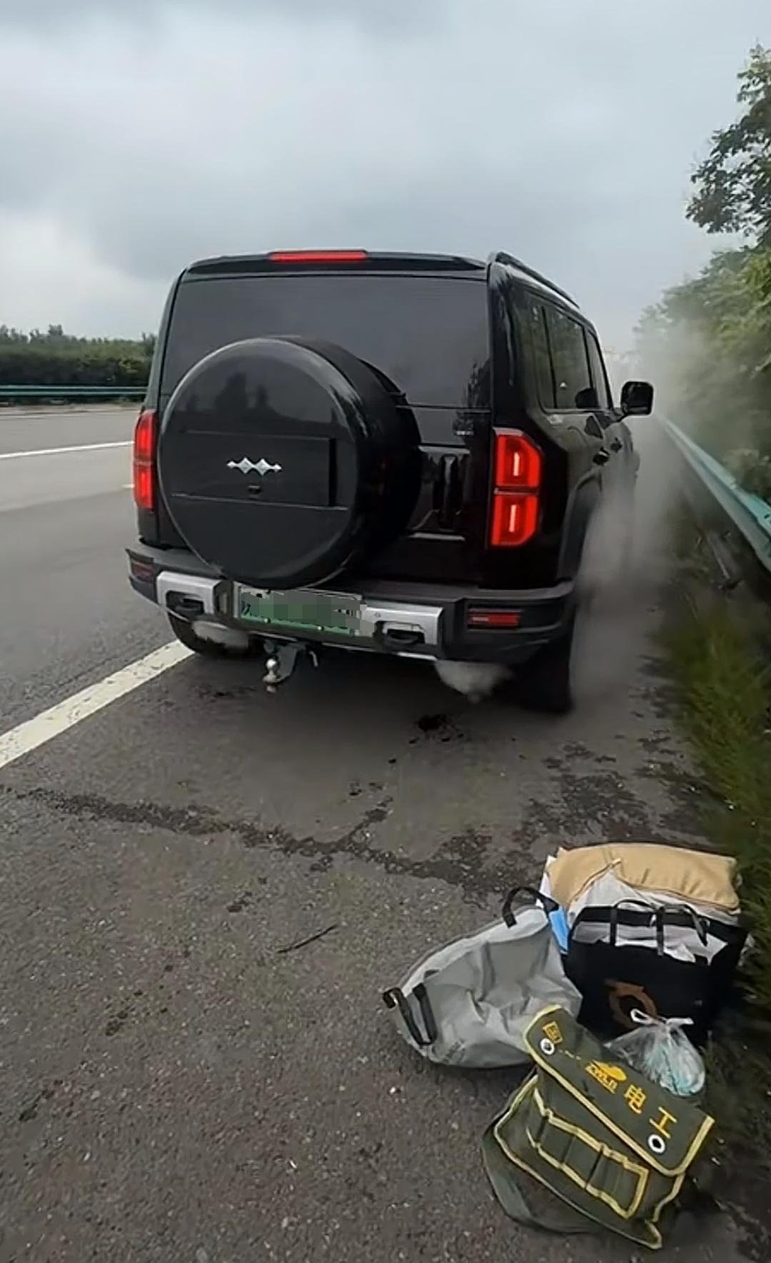 高速上方程豹车尾浓烟滚滚！场面吓人，后来怎么样了？
 
高速应急车道上，一辆方程