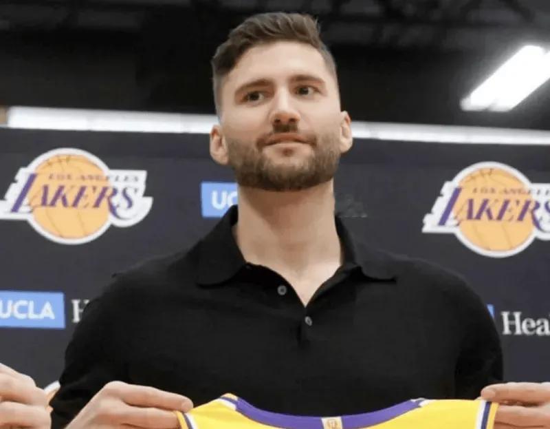 场均两分的高个3分射手，被称为湖人的秘密核武器，贝爷终于可以上场打球了。有个问题