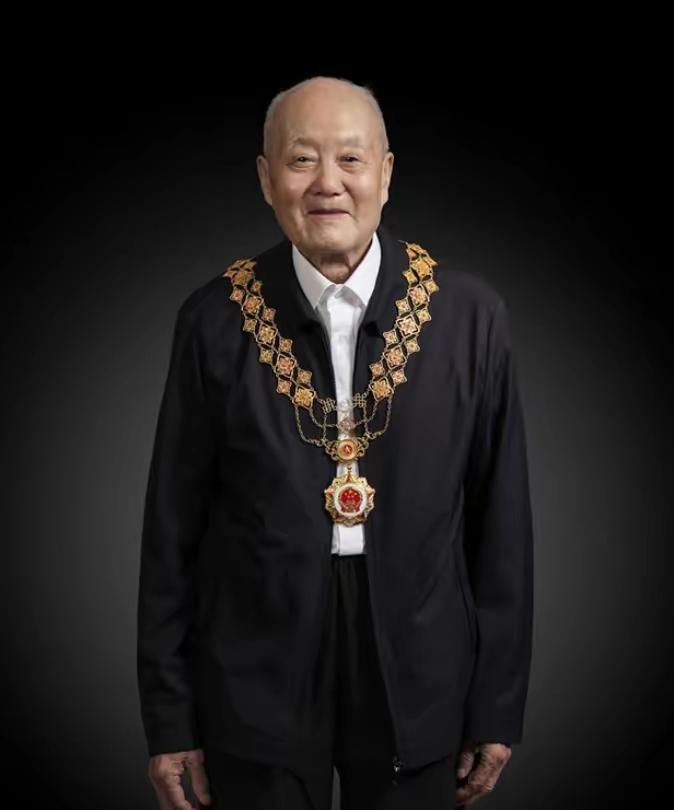 打最狠的仗，5次立功，去最偏的县，一待60年，死后万人为他送别。 张富清这辈子，