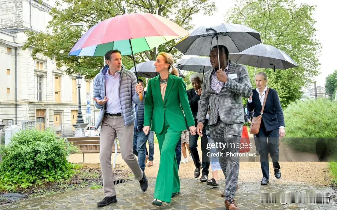 比利时二王妃克莱尔出席保拉王后基金会的相关活动，又一段时间没见到她了 ​​​！#