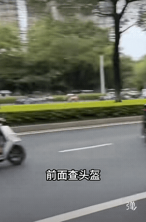 戴头盔不系带子也罚，交警叔叔也是为你们安全着想呀。[捂脸]