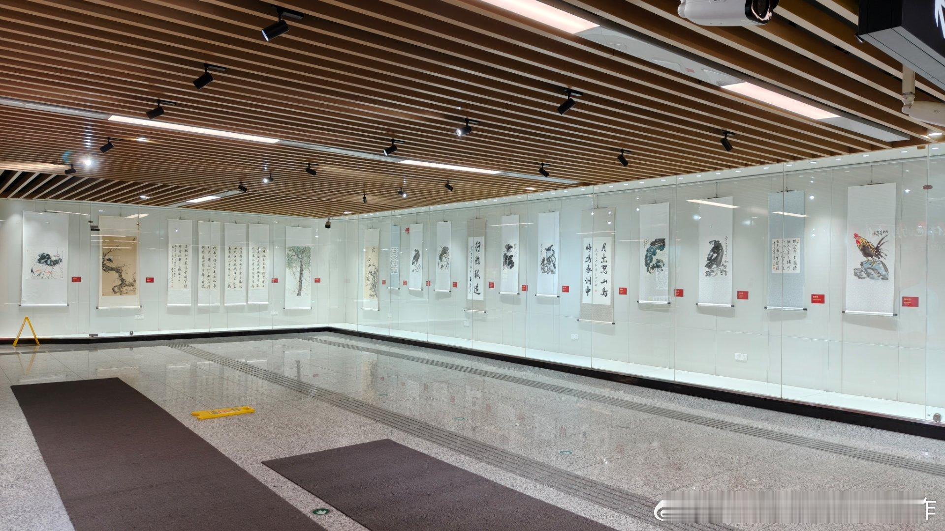 偶遇这个展览，在一个地铁站里面。 