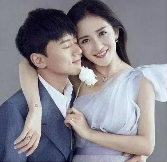 一次，谢娜在包文婧那借了3万澳元，后来还给她3万人民币，包文婧闷闷不乐，直接问她