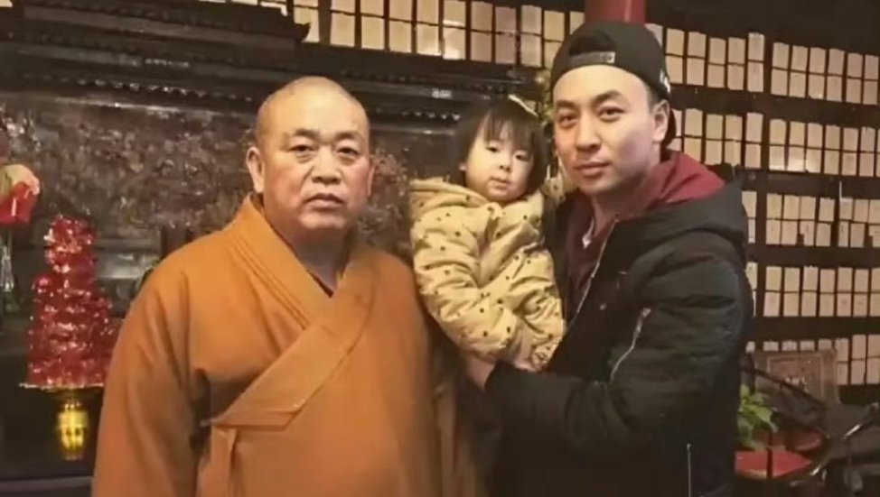 #少林寺住持释永信被查##释小龙##释小龙拜师释永信#看了好几组两人的照片对比，