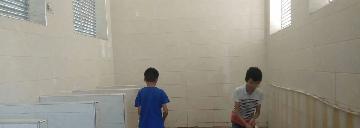 "必须严惩！"许昌一个13岁初一男生上厕所，同学竟然把尿倒在他头上，整个人都湿透