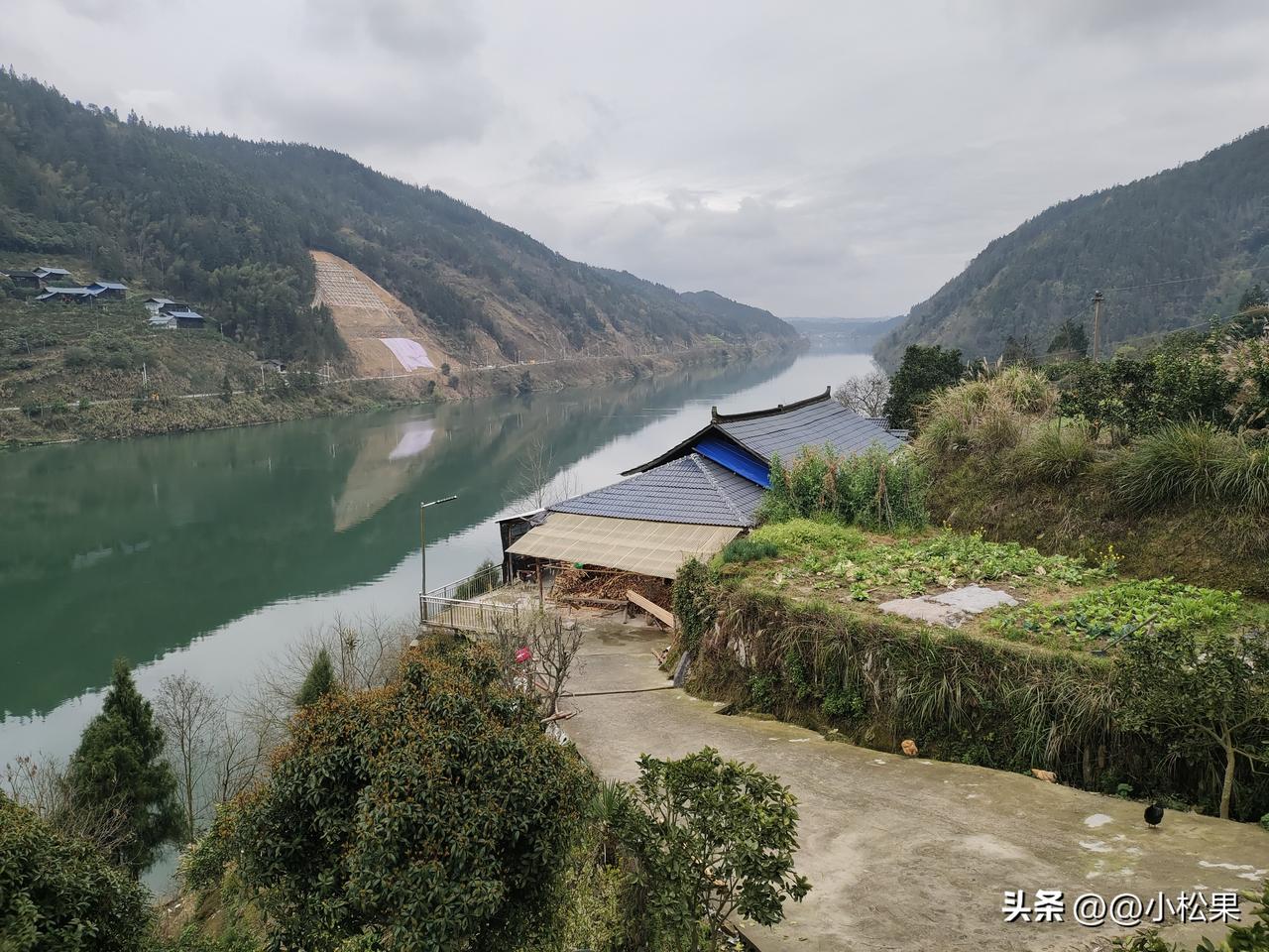 真的看哭了！这才是中国人最朴素的善良！
 
6位退休老师结伴去贵州旅游，半路突遇