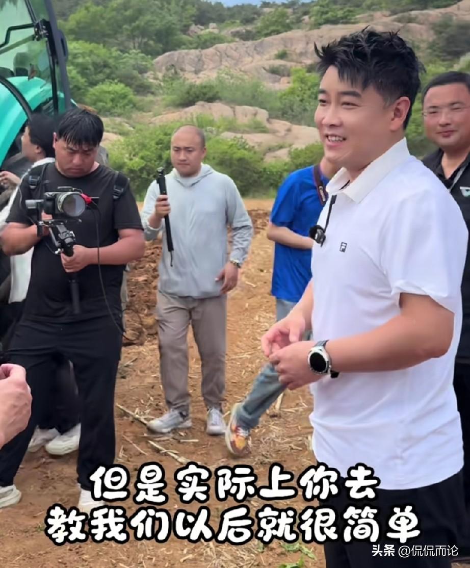 没有比赛的日子王皓是轻松的，风和日丽心情好，自然看上去很年轻，亲自去田间地头尝试