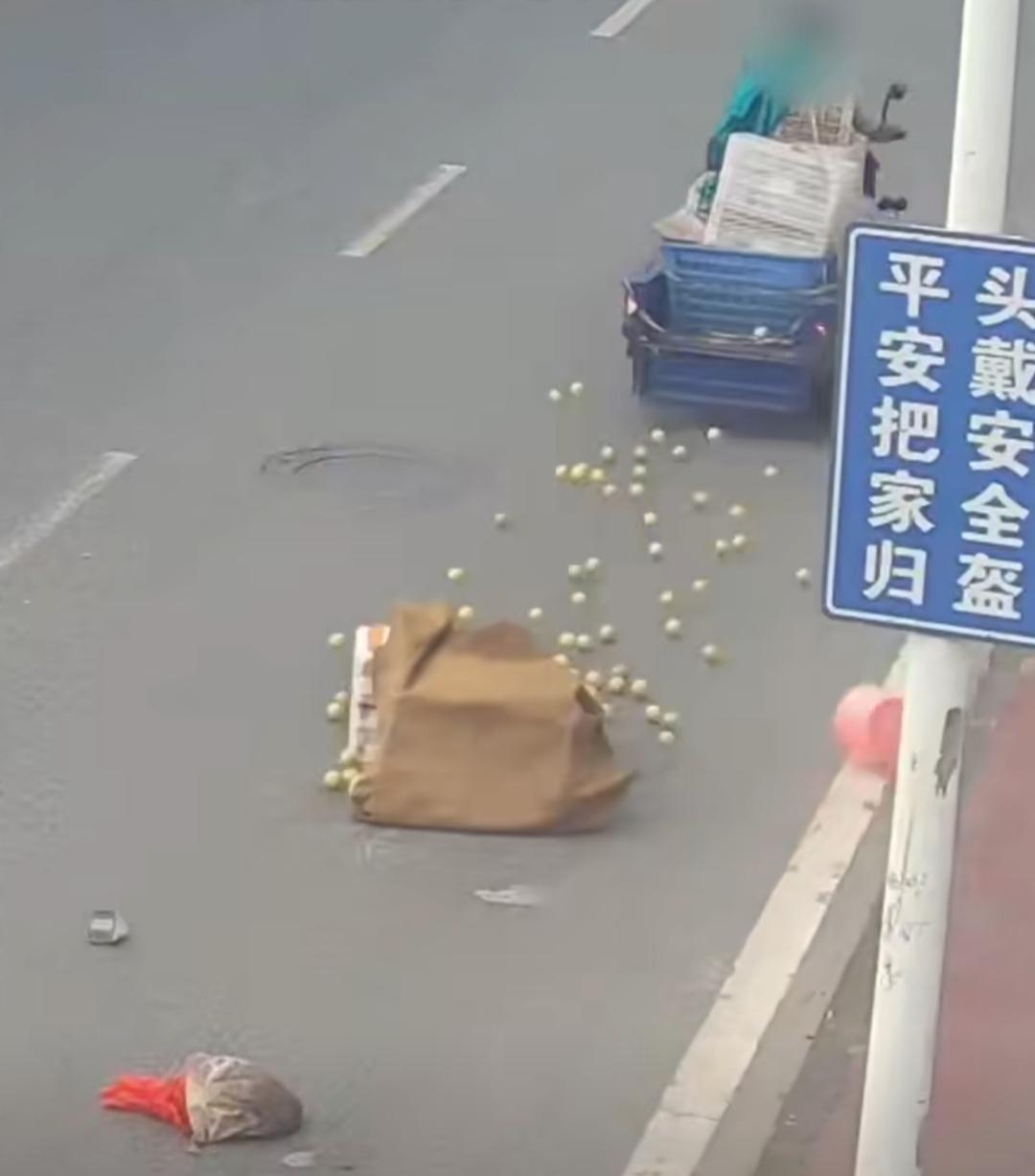 水果散落路面，两抹“藏蓝”暖心相助
 
近日，东莞一处道路上发生暖心一幕，一名货