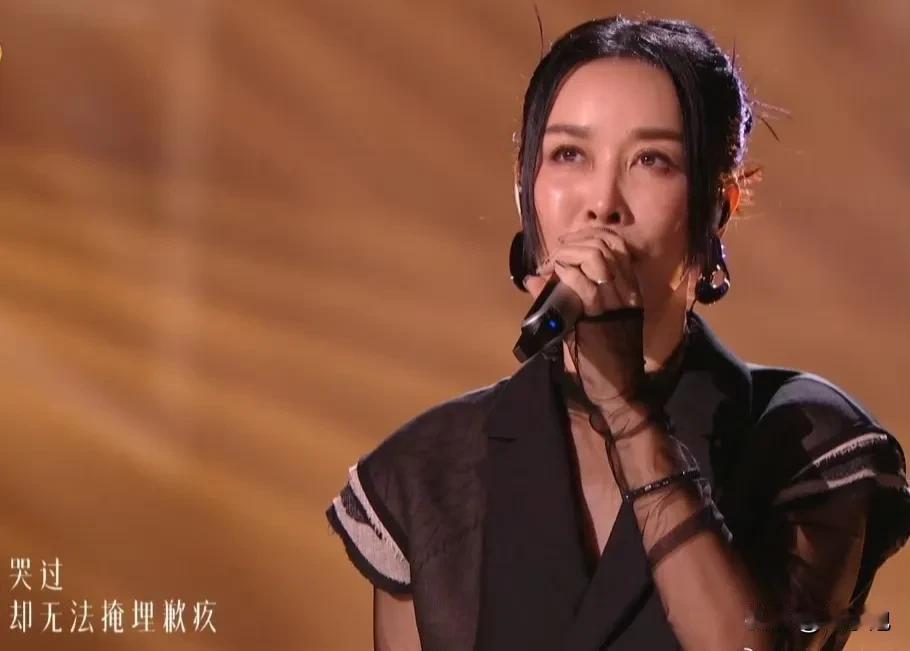 那英唱《搁浅》很难评。
那姐不容易啊，比赛前拼命的练习，舞台现场呼声最高，但有点