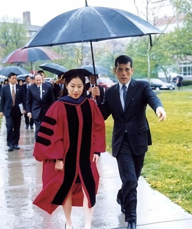 帕公主去世后这张旧照被大量翻出。2005年，27岁的帕公主博士毕业典礼当天，她5