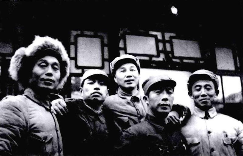 1948年12月，华北军区第三兵团和东北野战军第四纵队领导在张家口前线合影。
右