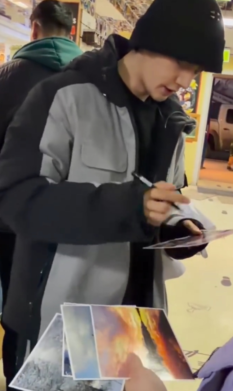 邓为的人品真的是不错看到要签这么多的名，一点都没有恼怒，相反还挺高兴有这么人喜欢