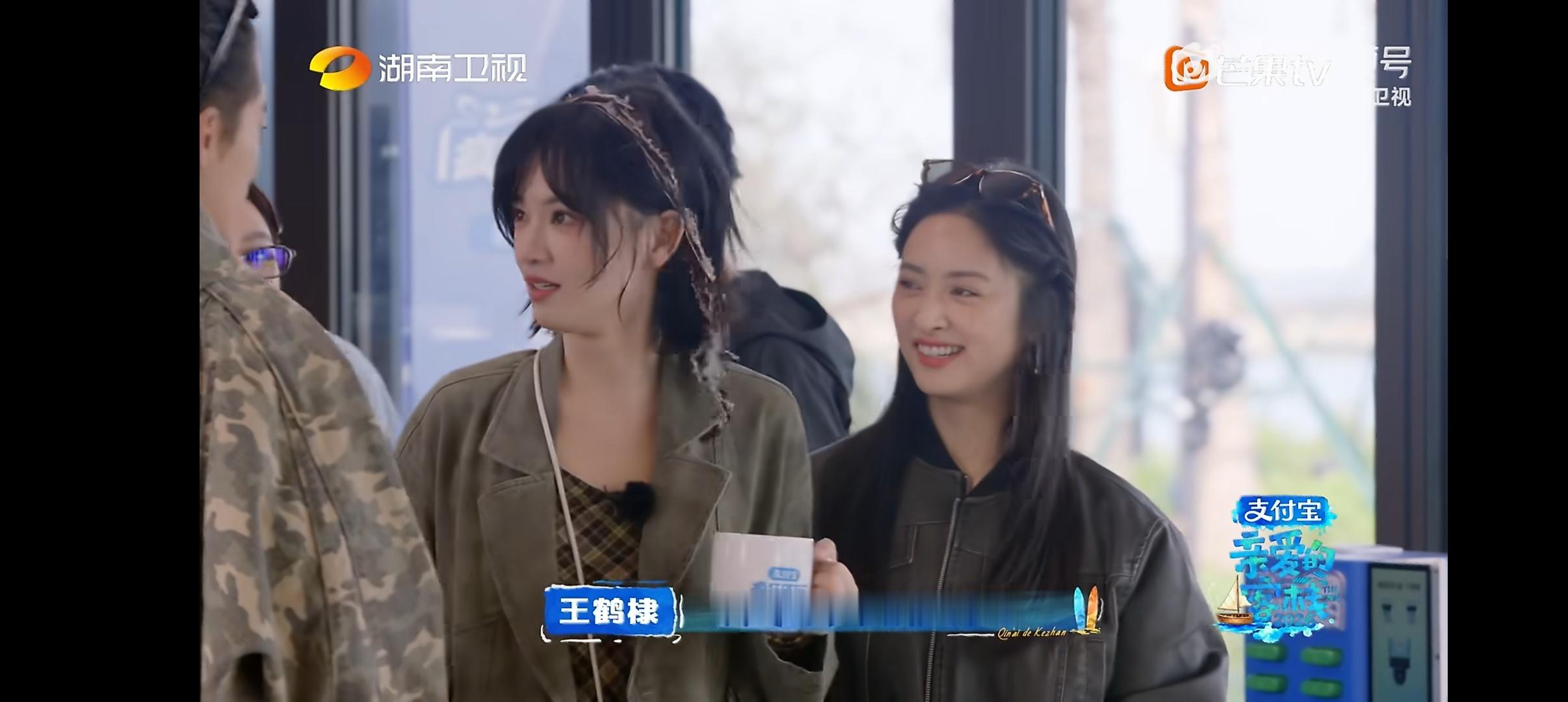 黄灿灿一分钟说了八百遍对不起 哈哈哈黄灿灿又小心翼翼的闯了很多祸，先是太大声差点