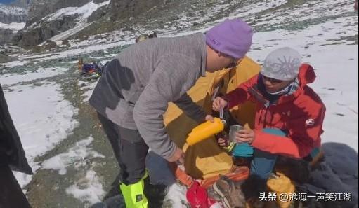 21 岁，一个人在海拔 4600 米的帐篷里躺了 3 天，救援人员徒步 18 小
