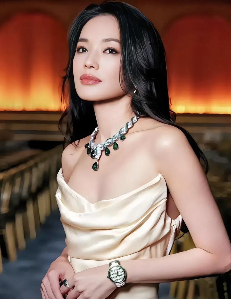 2005年，舒淇有一次去黎明家里做客，正吃着饭的时候，黎明爸爸突然大声说道：“我