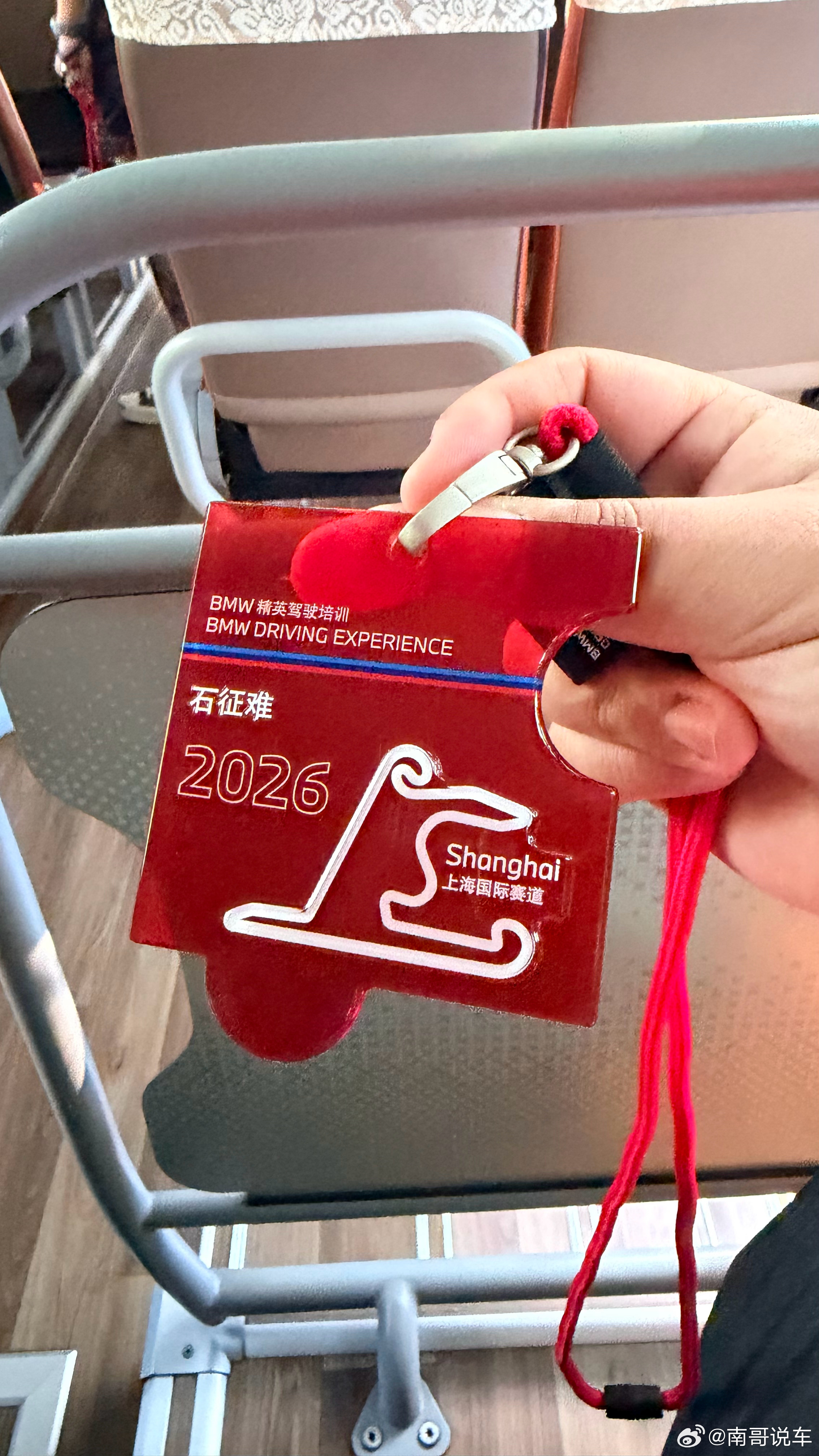 真的，我开车水平那是相当高漂移，赛道样样通！因为我是宝马车主！ 