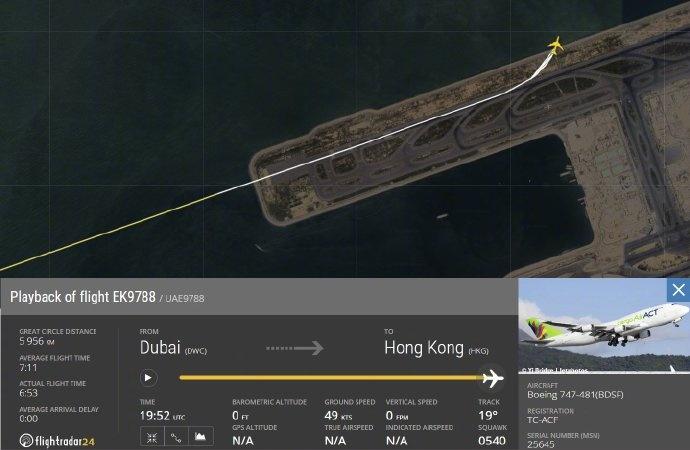 【香港机场一飞机降落时冲出跑道坠海】香港机场一飞机降落撞地勤车致2死 据香港电台