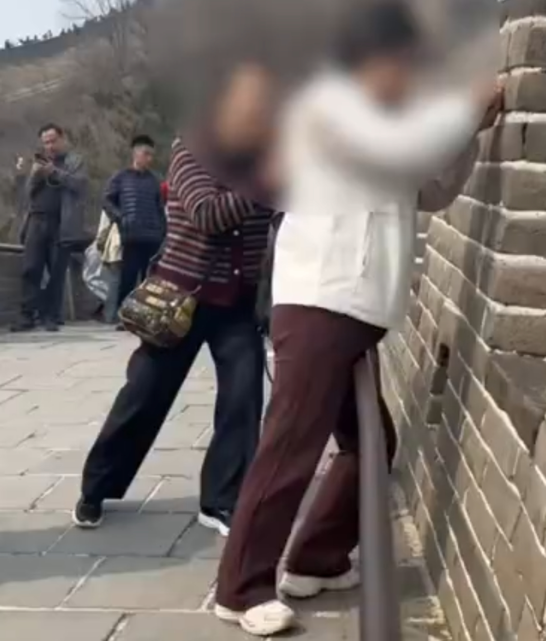 #八达岭长城正研究游客刻字修复方案#【八达岭长城景区回应游客刻字“姐妹留念”：正