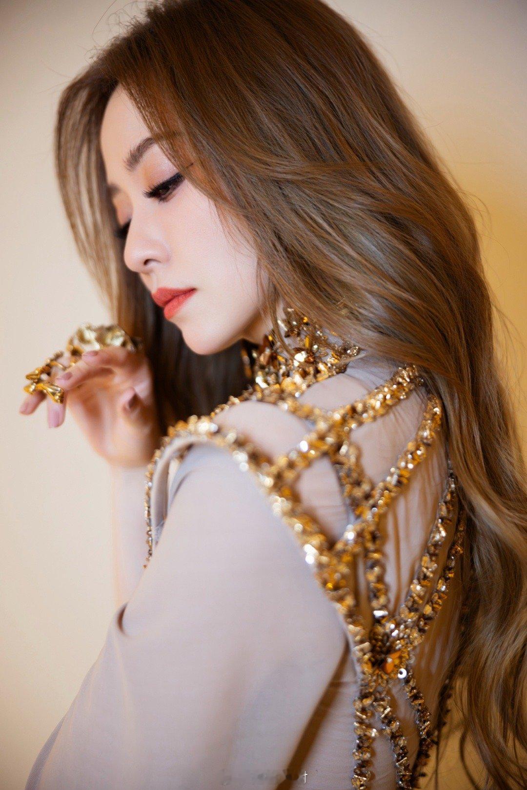 张靓颖仔细看若隐若现的事业线