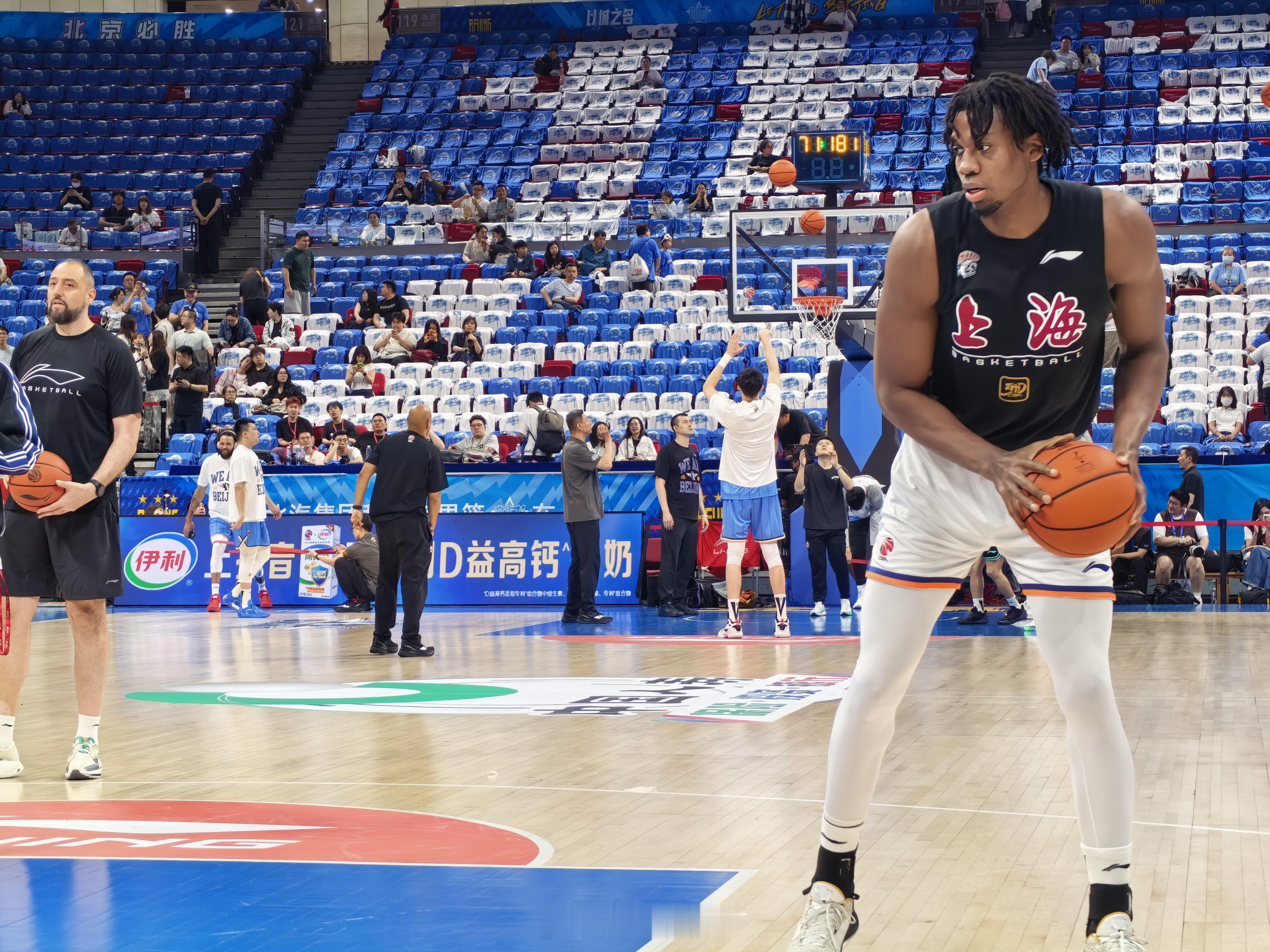 cba季后赛 manman没有热身，今晚应该是才仁替换。 北京·五棵松