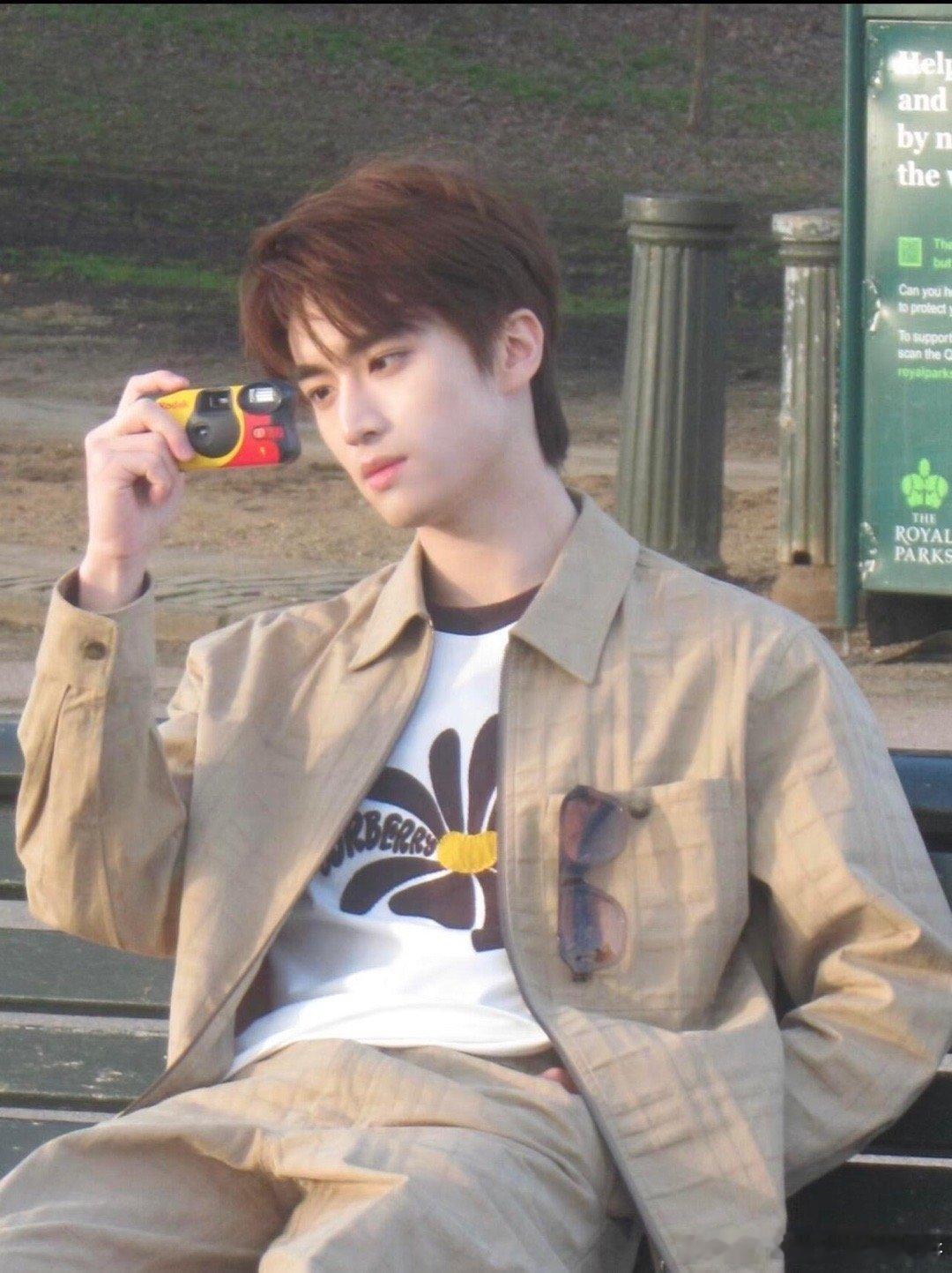 网友在伦敦海德公园偶遇张康乐拍摄路透，帅哥状态真不错 