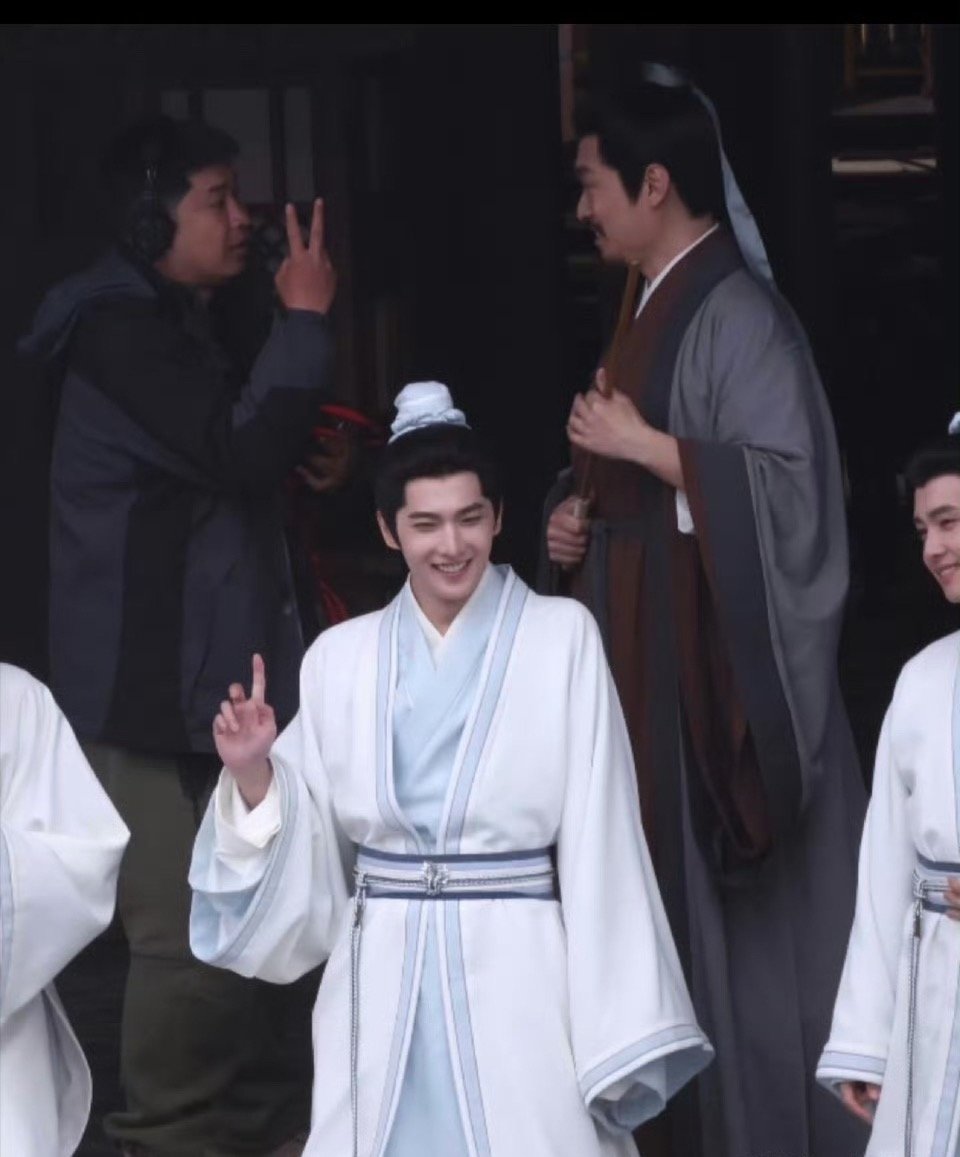 杨洋和肖战谁更适合这种书生造型 