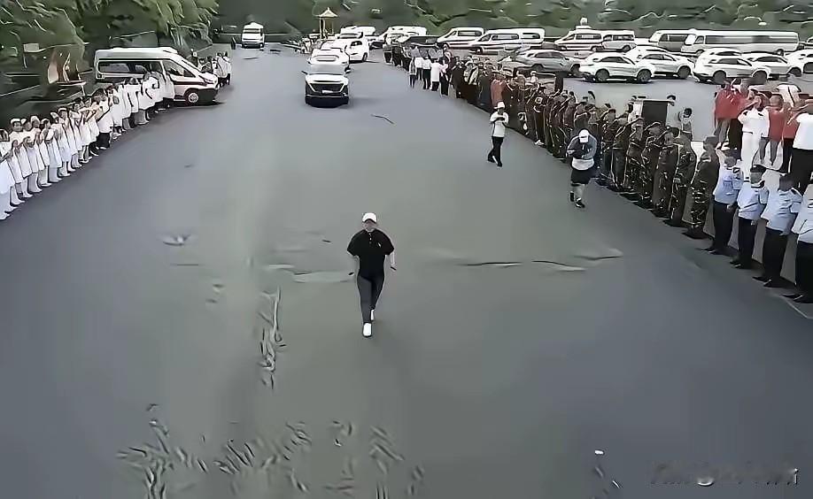 这么隆重！这阵仗生怕别人不知道似的。
    拿着大家月捐的钱去义诊，搞得阵仗可