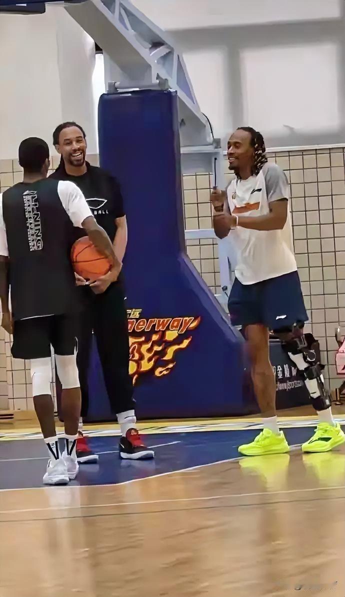 广东队的小外援麦考尔，不会是下一个阿姆斯吧？怎么受伤这么严重了，还使用上了器械护