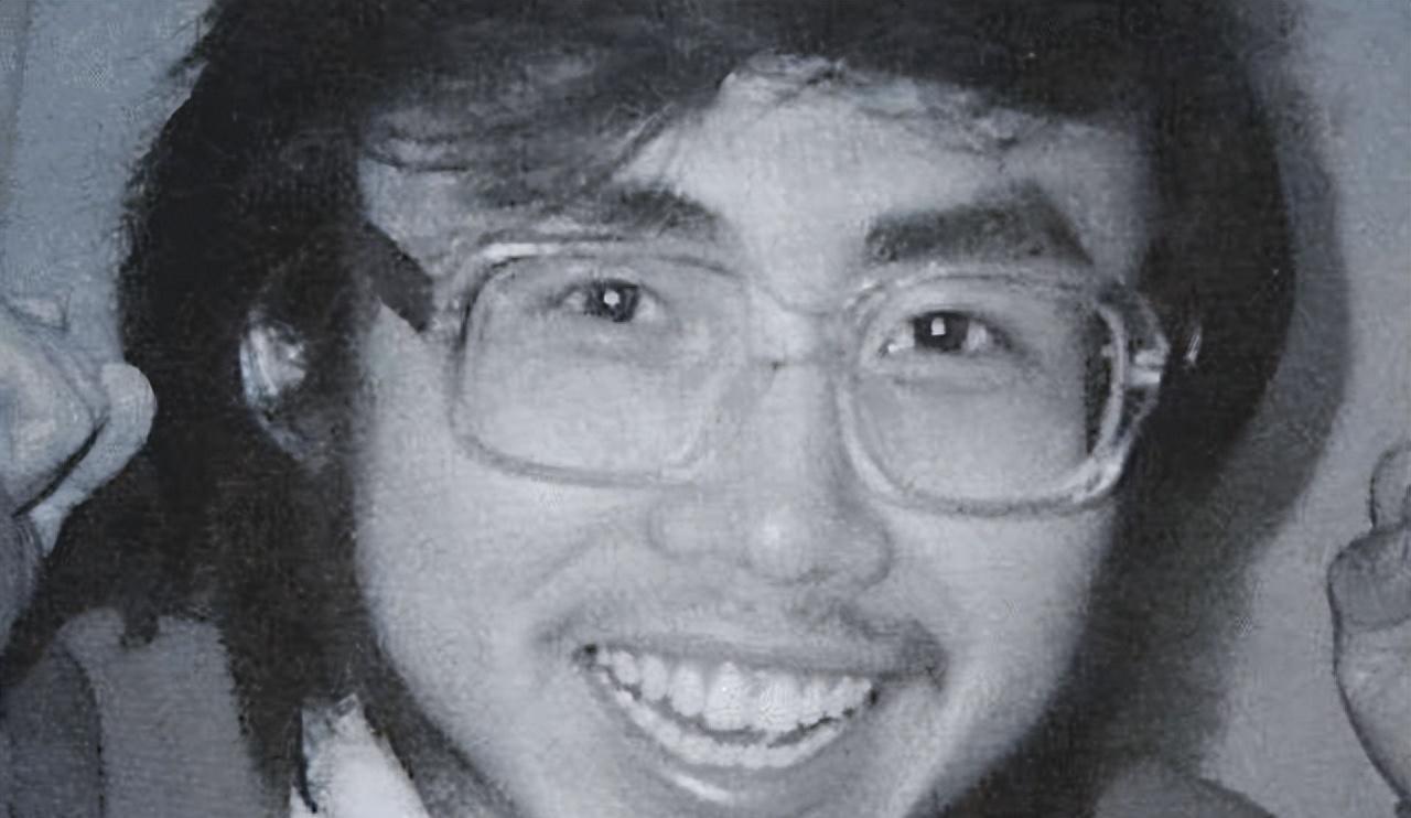 1999年，诗人海子离世10年后，他的学生好友、28岁的北大才女田晓菲在美国留学