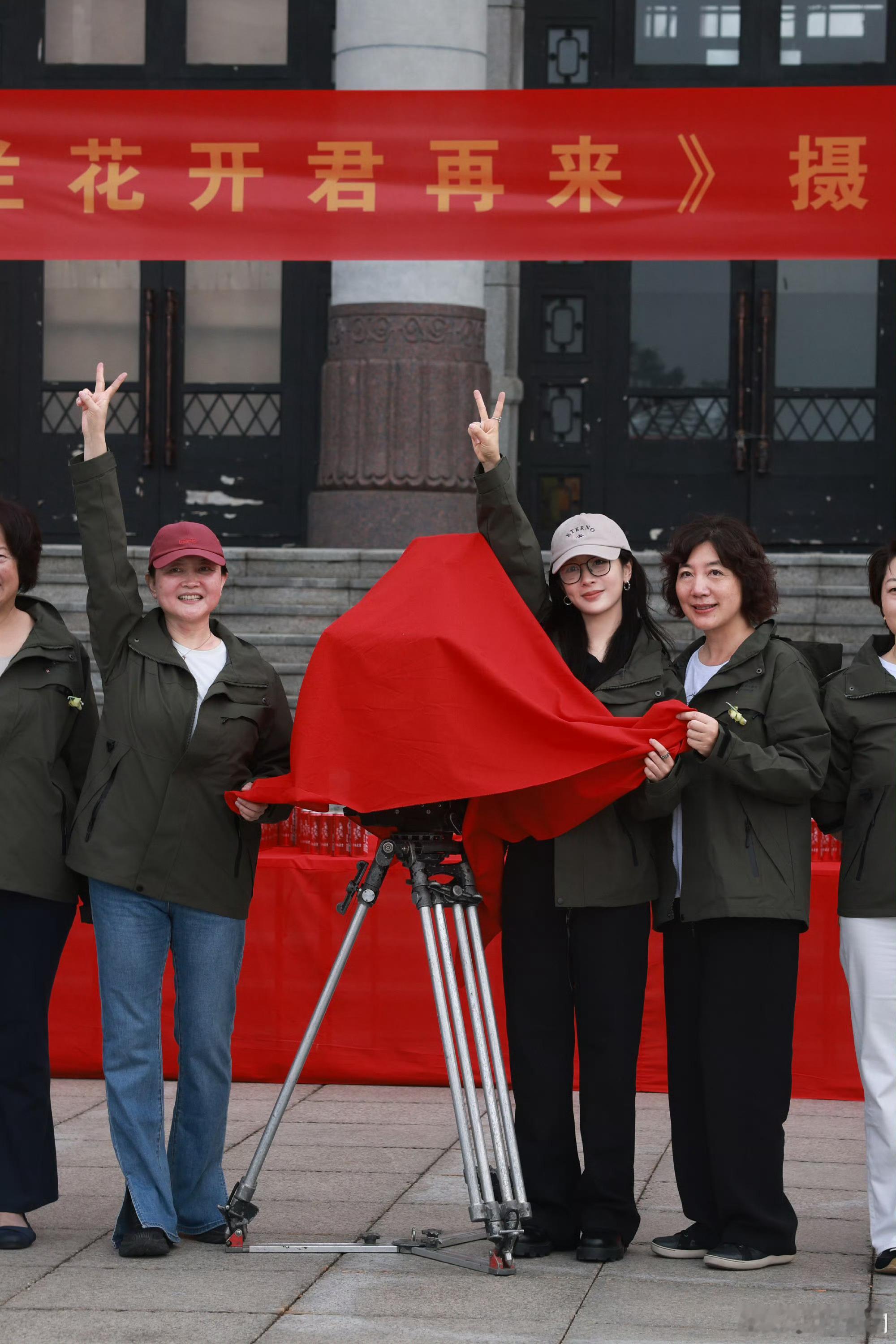 杨紫新剧《玉兰花开君再来》拍摄中！期待杨紫的新角色，拍摄顺利，早日开播。杨紫